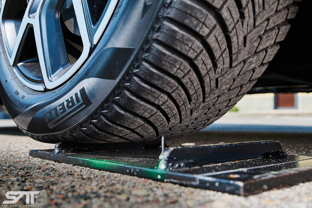 <p><em>Za bušenje desnog prednjeg pneumatika dva automobila na testu koristili smo ekser prečnika četiri milimetra i dužine 30 mm fiksiran za ploču koja je pričvršćena za