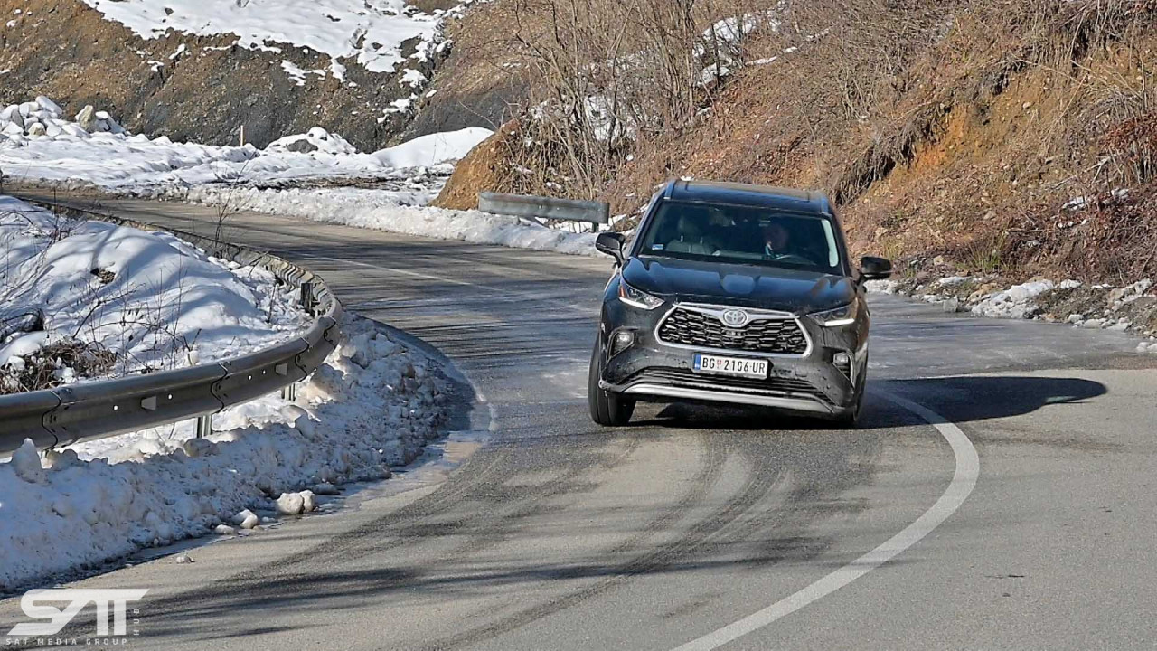 <p><em>Led i nije najopasniji tada, kada je očigledno da je klizavo. Naime, kada pada sneg, svi, uglavnom, uspore. Ali kada zimi vozite po sunčanom danu i potpuno suvom asfaltu, šta lo